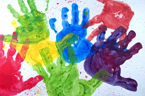 Játék a kezekkel a családi bölcsiben: festékkel készített színes tenyérlenyomatok - Züm-Züm Bölcsi