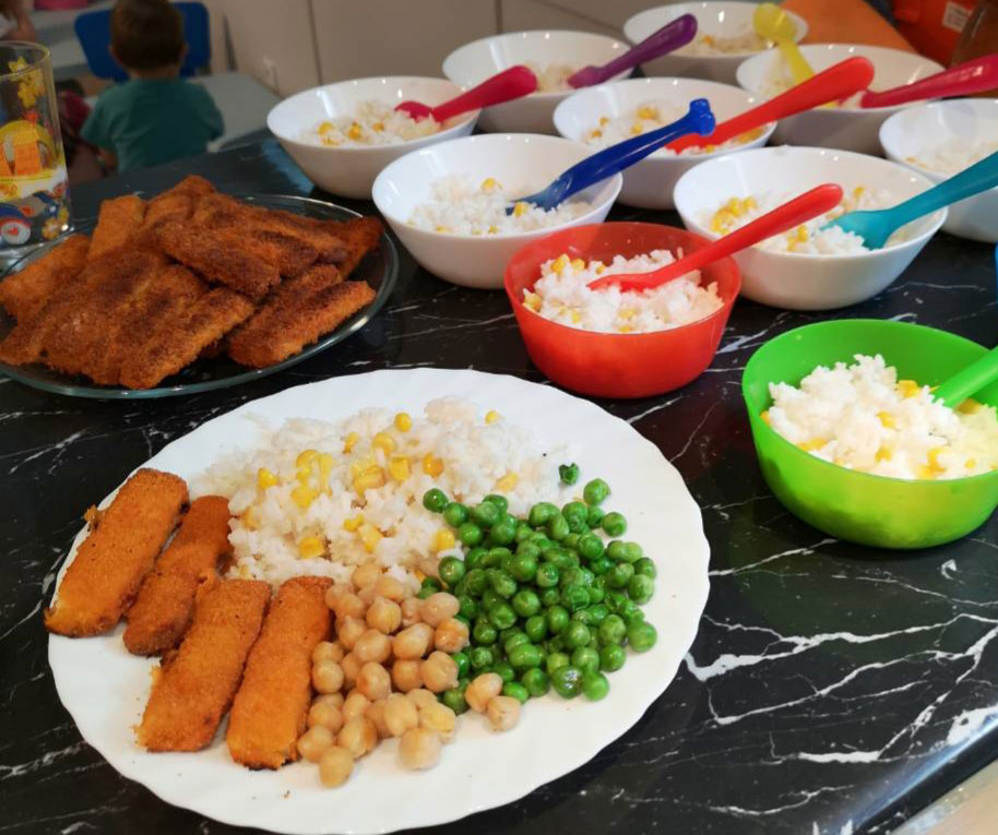 Egészséges ebéd (halrúd, zöldborsó, kukoricás rizs, csicseriborsó) a családi napköziben