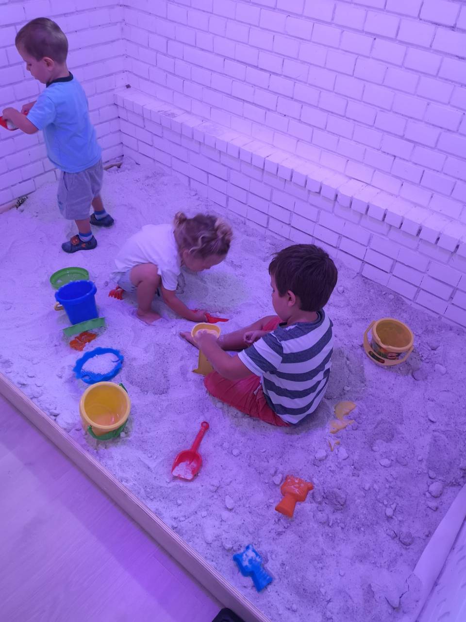 Sószobában játszó gyerekek a Züm-Züm Bölcsiben