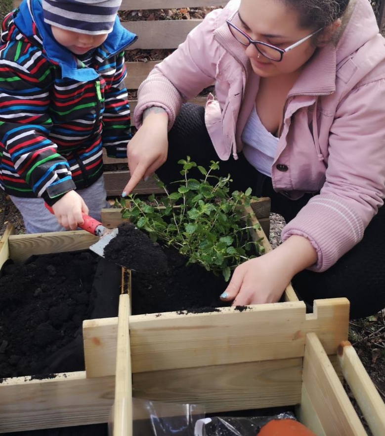 Kertészkednek a gyerekek a családi bölcsiben