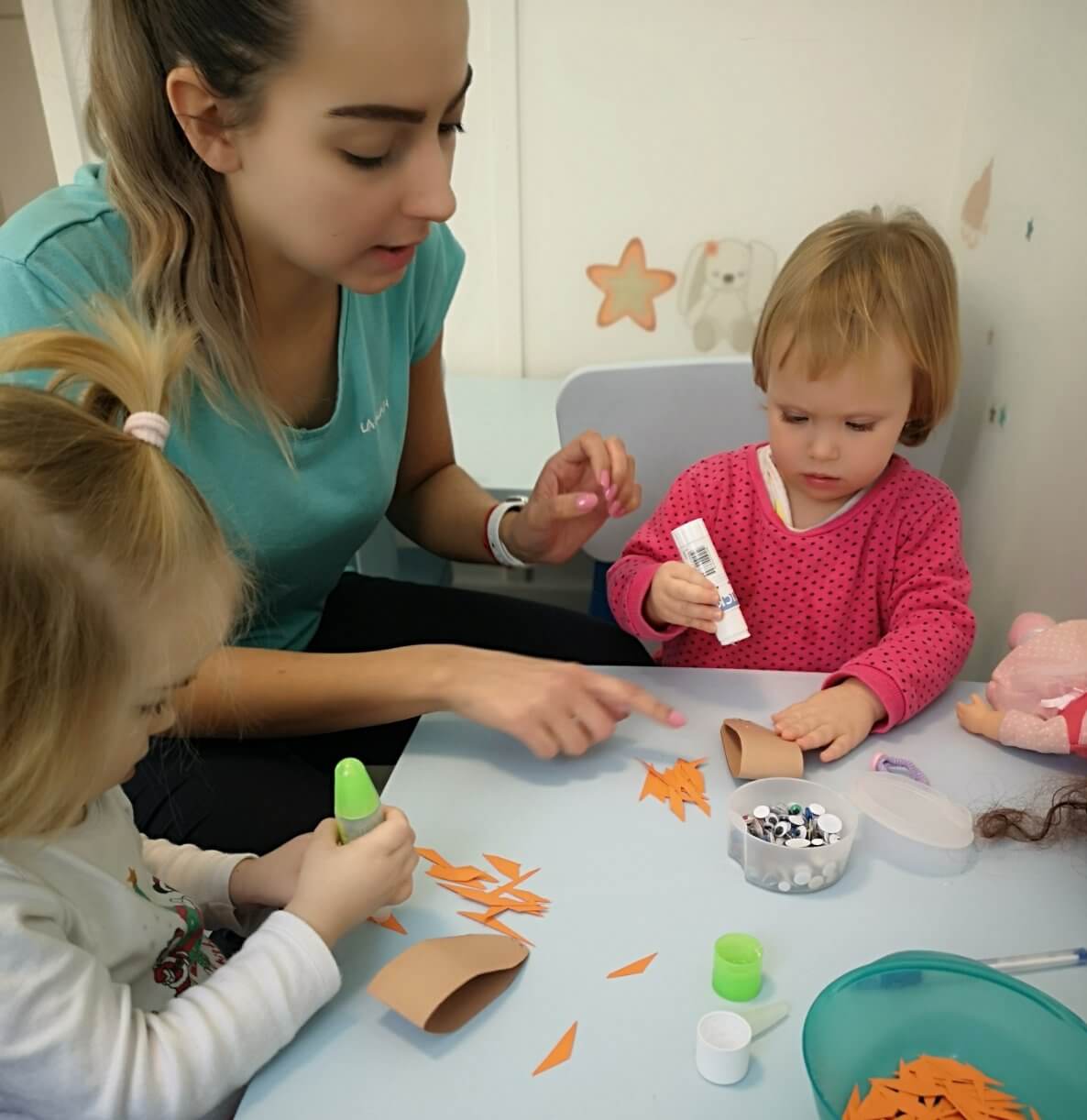 Ragasztásos foglalkozás a Züm-Züm Bölcsi Bornemissza utcai családi bölcsődében