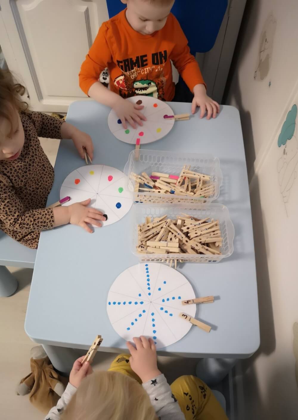 Montessori foglalkozás a Züm-Züm Bölcsi Bornemissza utcai családi bölcsődében