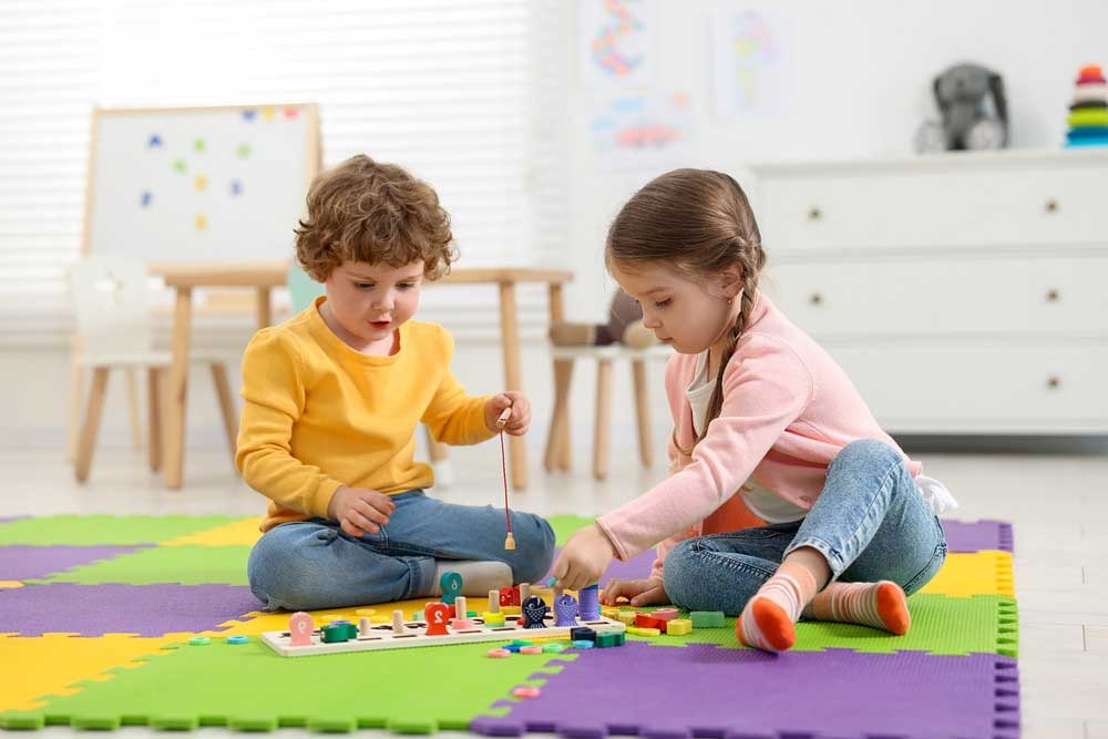 A gyermekközpontú fejlődés titka – Mit nyer Montessori családi bölcsődével?