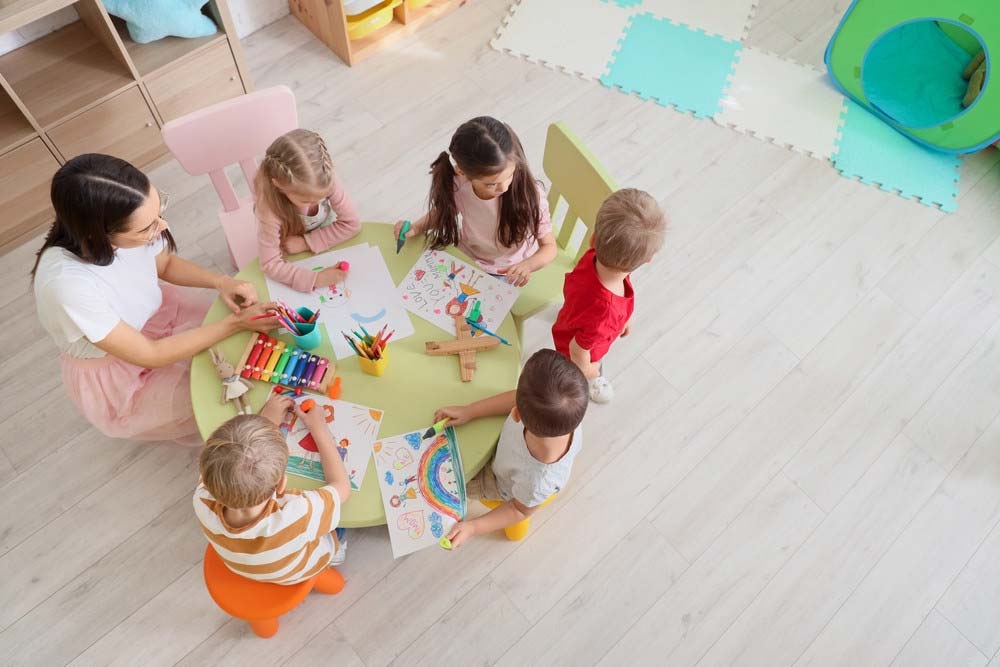 Milyen előnyei vannak a Montessori módszernek a korai gyermeknevelésben?